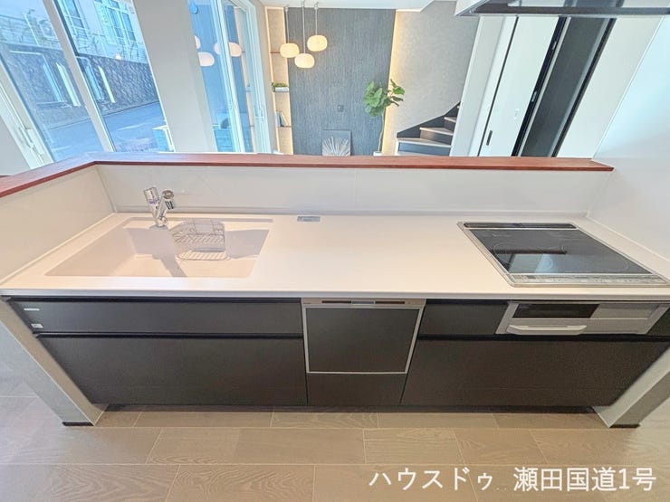 スタイリッシュなシステムキッチンは、リビング・ダイニングが見渡せるため、料理をしながらでも家族とコミュニケーションが取りやすい配置です。