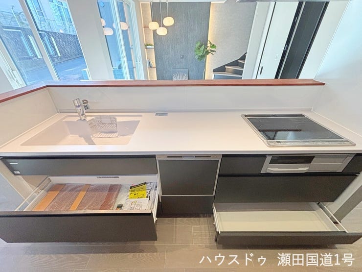 収納は十分な深さと広さがあり、鍋やフライパンなど、かさばる調理器具もすっきりと収まります。