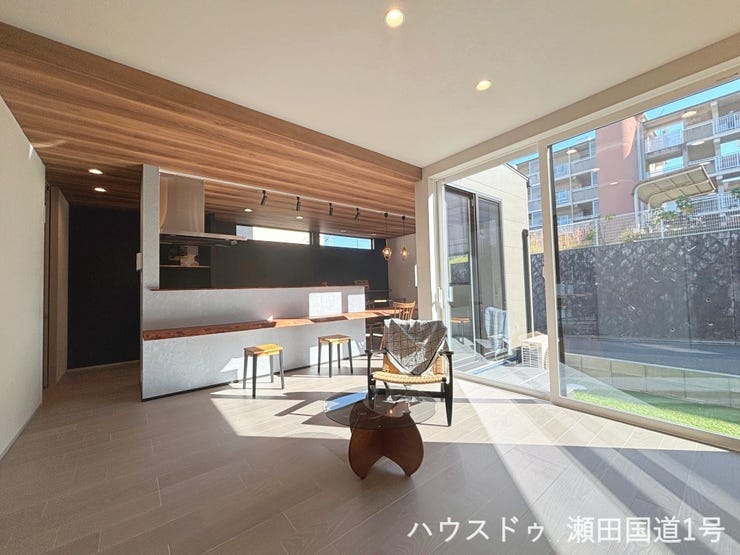 天井近くまで届く大きな窓があり、外の景色を室内に取り込むことで、実際の広さ以上に開放感を感じられます。たっぷりの自然光が差し込み、明るい空間を演出します。