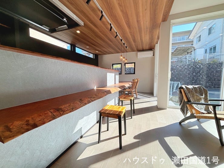 天然木を使用したカウンターダイニング一体型テーブルです。