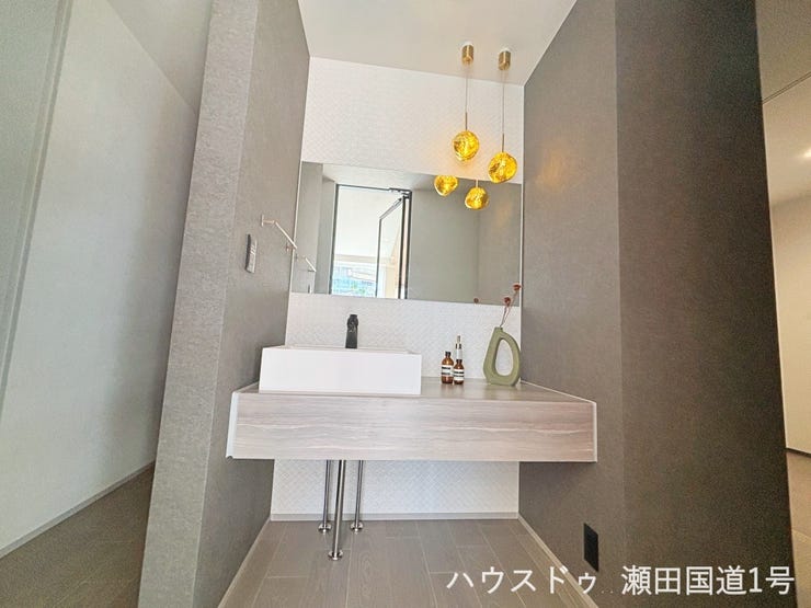 洗面ボウル横には十分なカウンター幅があり、スキンケア用品や小物を置くスペースとして便利です。