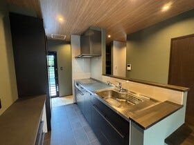 収納もたっぷりで、調理器具や食材を整理整頓できます。
明るい照明と、デザイン性のあるキッチンで楽しい料理時間を提供します。毎日の料理が一段と楽しくなること間違いなしです。
※画像はイメージです