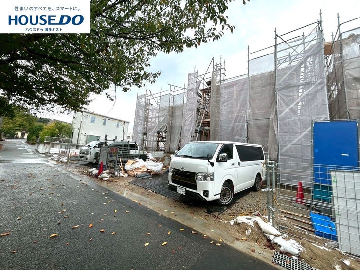 【現地見学会 開催中】実際に現地へ行き、お子様と一緒に小学校までの経路を確認したり、近隣の同施工会社の完成物件へ行き完成後の雰囲気を体感したりといった見学ツアーをしませんか?(10月16日撮影)