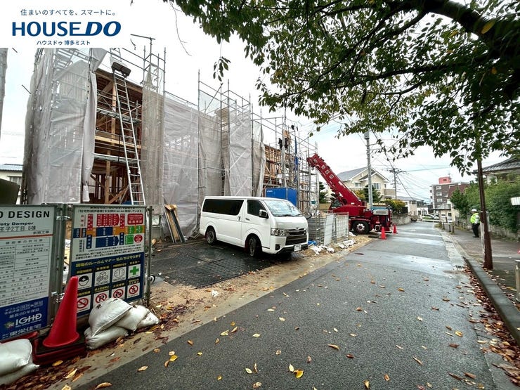 【現地見学会 開催中】実際に現地へ行き、お子様と一緒に小学校までの経路を確認したり、近隣の同施工会社の完成物件へ行き完成後の雰囲気を体感したりといった見学ツアーをしませんか?(10月16日撮影)