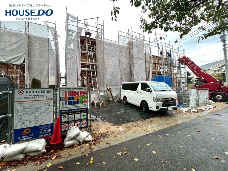 【現地見学会 開催中】実際に現地へ行き、お子様と一緒に小学校までの経路を確認したり、近隣の同施工会社の完成物件へ行き完成後の雰囲気を体感したりといった見学ツアーをしませんか?(10月16日撮影)