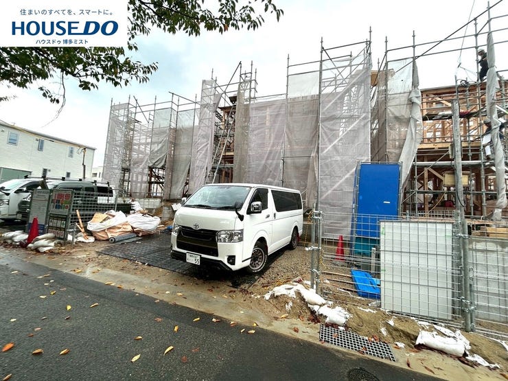 【現地見学会 開催中】実際に現地へ行き、お子様と一緒に小学校までの経路を確認したり、近隣の同施工会社の完成物件へ行き完成後の雰囲気を体感したりといった見学ツアーをしませんか?(10月16日撮影)