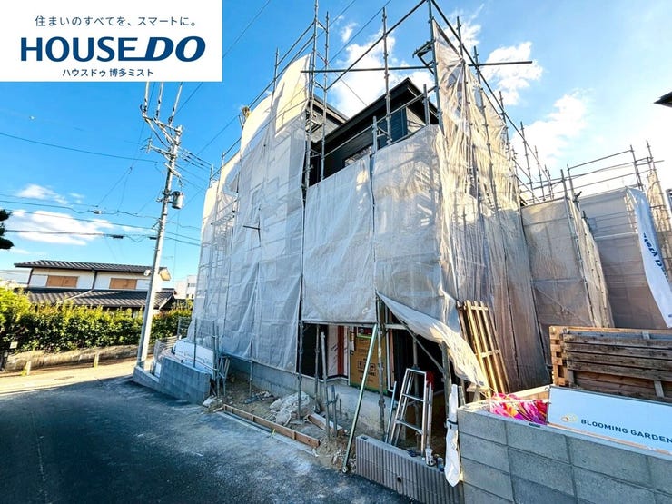 【現地見学会 開催中】実際に現地へ行き、お子様と一緒に小学校までの経路を確認したり、近隣の同施工会社の完成物件へ行き完成後の雰囲気を体感したりといった見学ツアーをしませんか?(11月21日撮影)