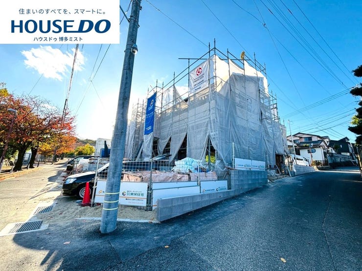 【現地見学会 開催中】実際に現地へ行き、お子様と一緒に小学校までの経路を確認したり、近隣の同施工会社の完成物件へ行き完成後の雰囲気を体感したりといった見学ツアーをしませんか?(11月21日撮影)