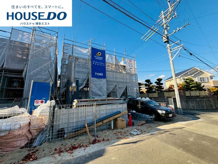 【現地見学会 開催中】実際に現地へ行き、お子様と一緒に小学校までの経路を確認したり、近隣の同施工会社の完成物件へ行き完成後の雰囲気を体感したりといった見学ツアーをしませんか?(11月21日撮影)