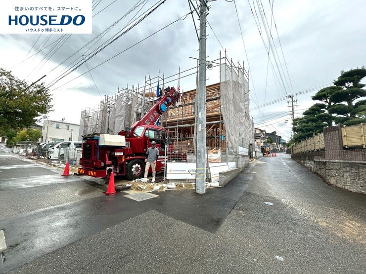 【現地見学会 開催中】実際に現地へ行き、お子様と一緒に小学校までの経路を確認したり、近隣の同施工会社の完成物件へ行き完成後の雰囲気を体感したりといった見学ツアーをしませんか?(10月16日撮影)