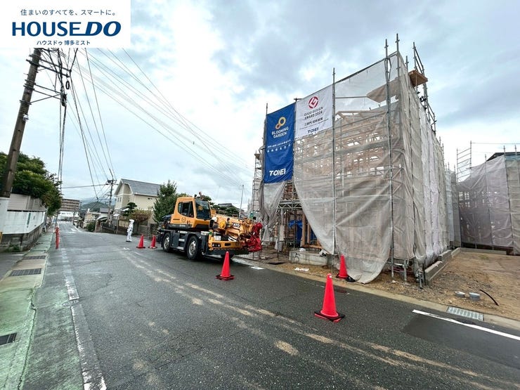 【現地見学会 開催中】実際に現地へ行き、お子様と一緒に小学校までの経路を確認したり、近隣の同施工会社の完成物件へ行き完成後の雰囲気を体感したりといった見学ツアーをしませんか?(10月16日撮影)