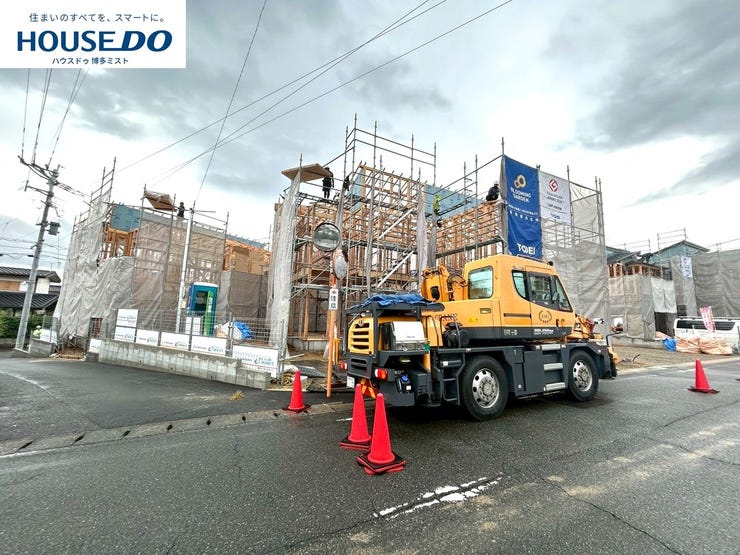 【現地見学会 開催中】実際に現地へ行き、お子様と一緒に小学校までの経路を確認したり、近隣の同施工会社の完成物件へ行き完成後の雰囲気を体感したりといった見学ツアーをしませんか?(10月16日撮影)