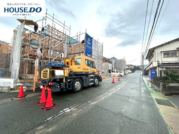 【現地見学会 開催中】実際に現地へ行き、お子様と一緒に小学校までの経路を確認したり、近隣の同施工会社の完成物件へ行き完成後の雰囲気を体感したりといった見学ツアーをしませんか?(10月16日撮影)