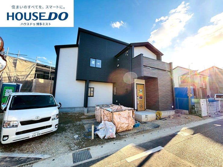 【現地見学会 開催中】実際に現地へ行き、お子様と一緒に小学校までの経路を確認したり、近隣の同施工会社の完成物件へ行き完成後の雰囲気を体感したりといった見学ツアーをしませんか?(11月21日撮影)