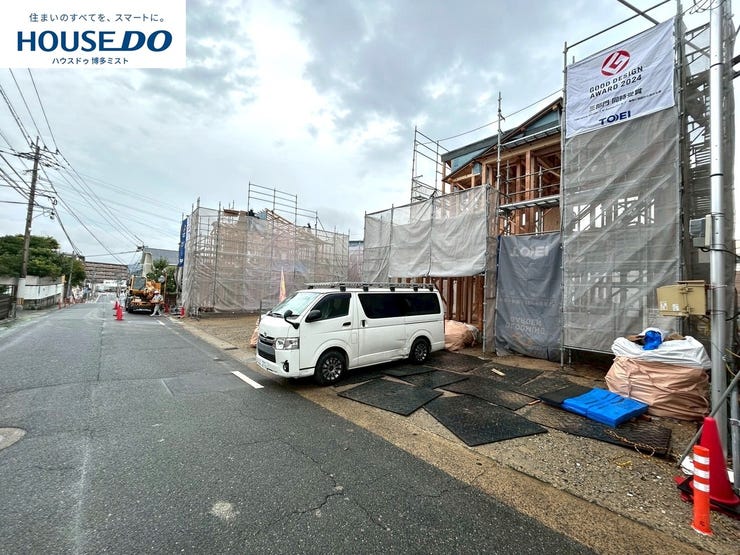 【現地見学会 開催中】実際に現地へ行き、お子様と一緒に小学校までの経路を確認したり、近隣の同施工会社の完成物件へ行き完成後の雰囲気を体感したりといった見学ツアーをしませんか?(10月16日撮影)