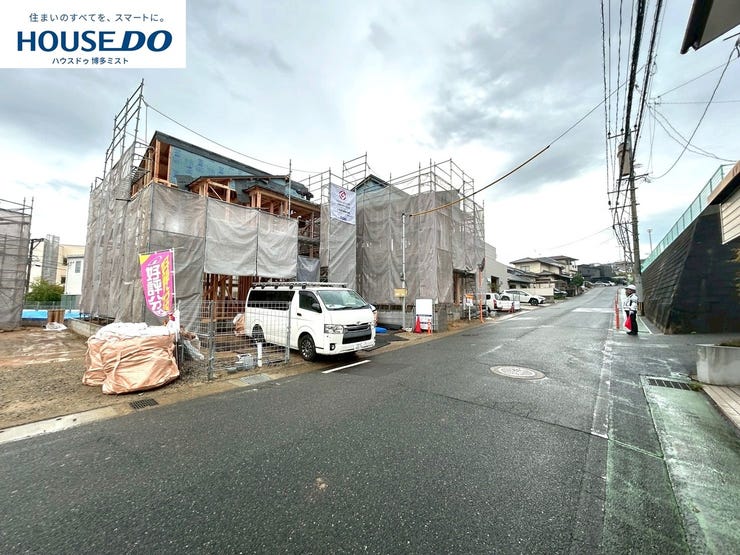 【現地見学会 開催中】実際に現地へ行き、お子様と一緒に小学校までの経路を確認したり、近隣の同施工会社の完成物件へ行き完成後の雰囲気を体感したりといった見学ツアーをしませんか?(10月16日撮影)