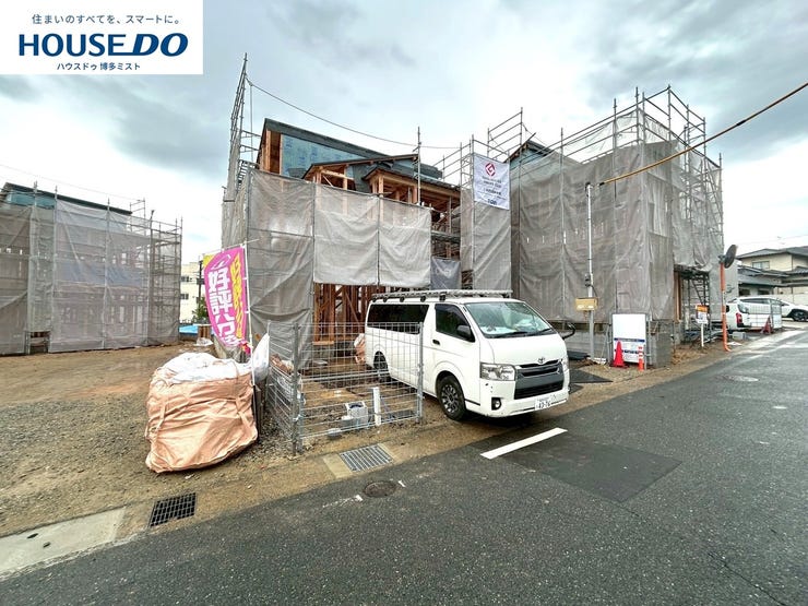 【現地見学会 開催中】実際に現地へ行き、お子様と一緒に小学校までの経路を確認したり、近隣の同施工会社の完成物件へ行き完成後の雰囲気を体感したりといった見学ツアーをしませんか?(10月16日撮影)