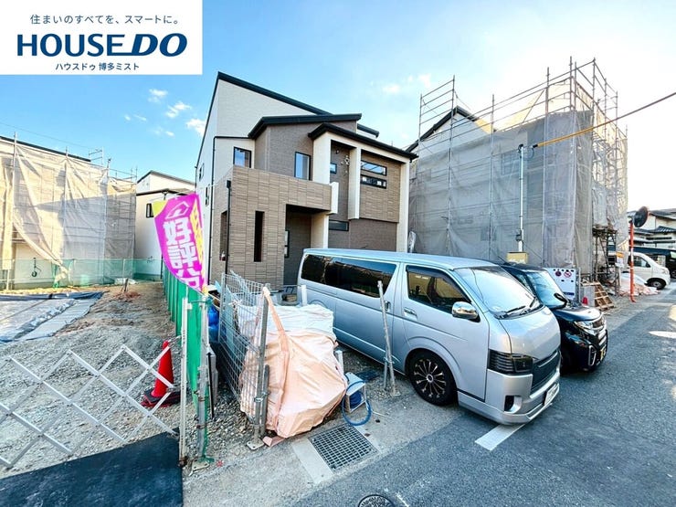 【現地見学会 開催中】実際に現地へ行き、お子様と一緒に小学校までの経路を確認したり、近隣の同施工会社の完成物件へ行き完成後の雰囲気を体感したりといった見学ツアーをしませんか?(11月21日撮影)