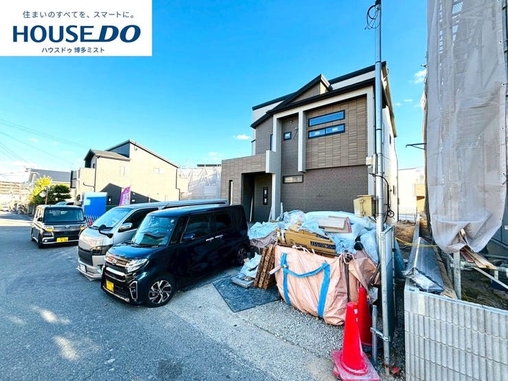 【現地見学会 開催中】実際に現地へ行き、お子様と一緒に小学校までの経路を確認したり、近隣の同施工会社の完成物件へ行き完成後の雰囲気を体感したりといった見学ツアーをしませんか?(11月21日撮影)