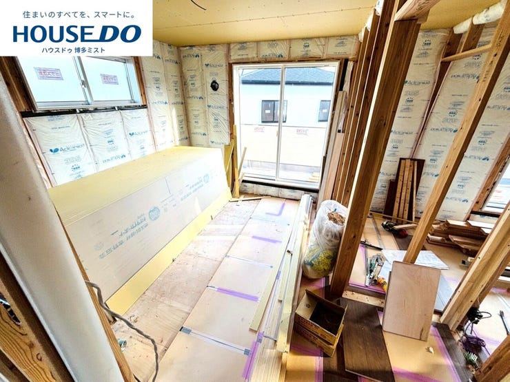 【現地見学会 開催中】実際に現地へ行き、お子様と一緒に小学校までの経路を確認したり、近隣の同施工会社の完成物件へ行き完成後の雰囲気を体感したりといった見学ツアーをしませんか?(11月21日撮影)