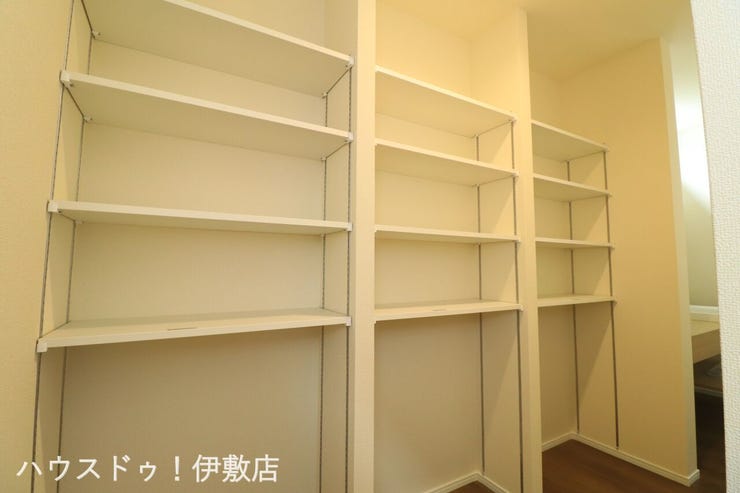 東餅田 新築戸建 【パントリー】
キッチン裏には広々としたパントリー付！調理器具や保存食品など収納可能です