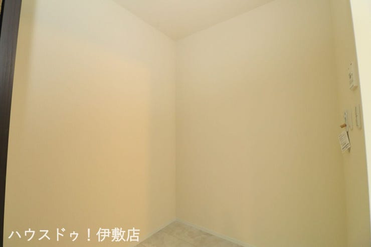 東餅田 新築戸建 【ランドリールーム】
洗濯機や乾燥機など置ける広さのあるランドリールーム