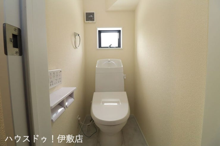 東餅田 新築戸建 【1Fトイレ】
ウォシュレット機能付きトイレです
タオルリングやペーパーホルダーも完備です