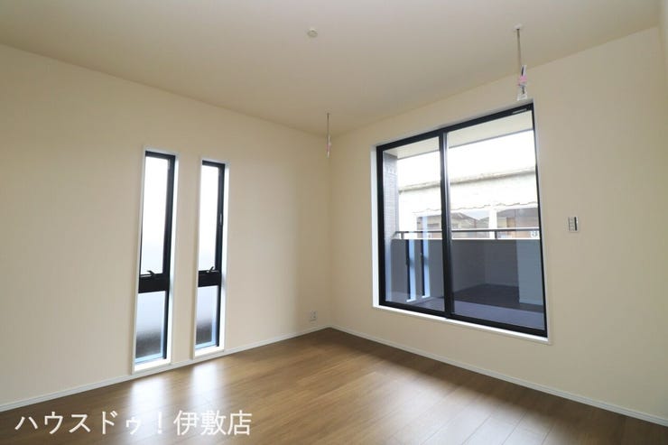 東餅田 新築戸建 【2F洋室6.1帖】
東側と南側の2方向に窓があり、明るい洋室