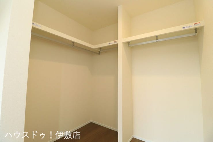 東餅田 新築戸建 【ウォークインクローゼット】
2方向にハンガーパイプ付でかける収納が可能です