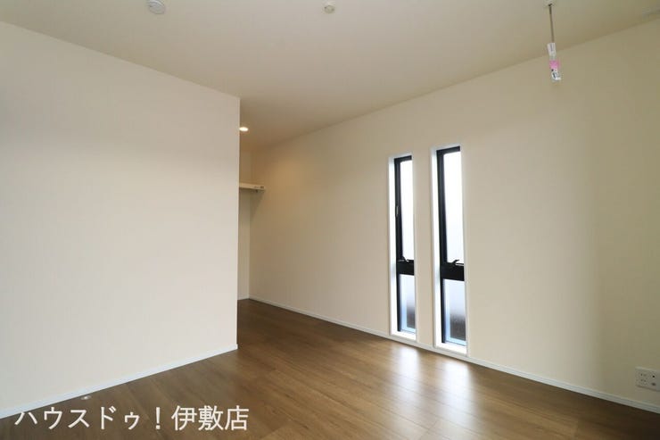 東餅田 新築戸建 【2F洋室6.1帖】
広々とした洋室で主寝室としていかがでしょうか？ホスクリーン付きで室内干しも可能です