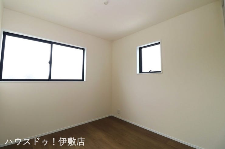 東餅田 新築戸建 【2F洋室4.5帖】
二面に窓があるため一日中安定した明るさが保てます。腰高窓なので家具の配置もしやすく模様替えも楽しめそうです。