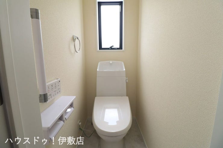 東餅田 新築戸建 【2Fトイレ】
2カ所に省エネ仕様のトイレ！2階から階段を降りなくてもいいので、お部屋からの移動が短縮できます。