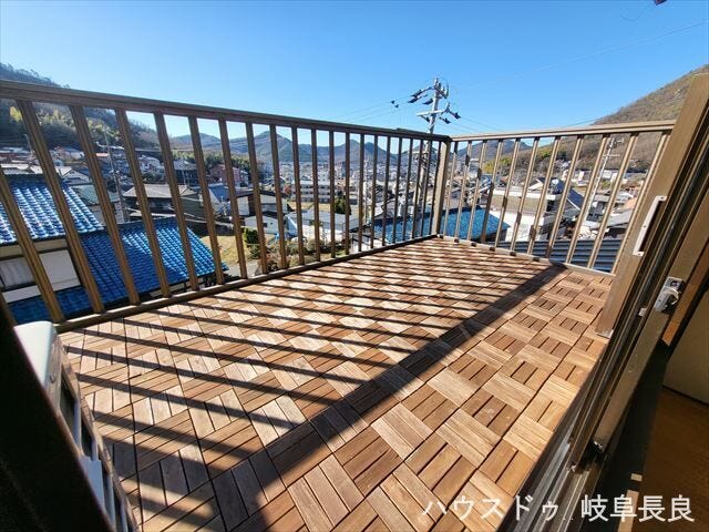奥行きがあるバルコニーでお洗濯もらくらく。こんな青空の日は洗濯物も気持ちよく乾きますね。