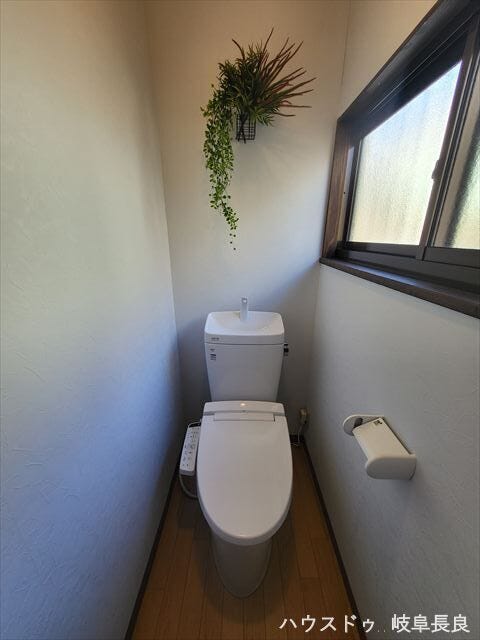 やさしい自然光を取り込める窓付きトイレは、明るく開放感のある空間に仕上がっています。