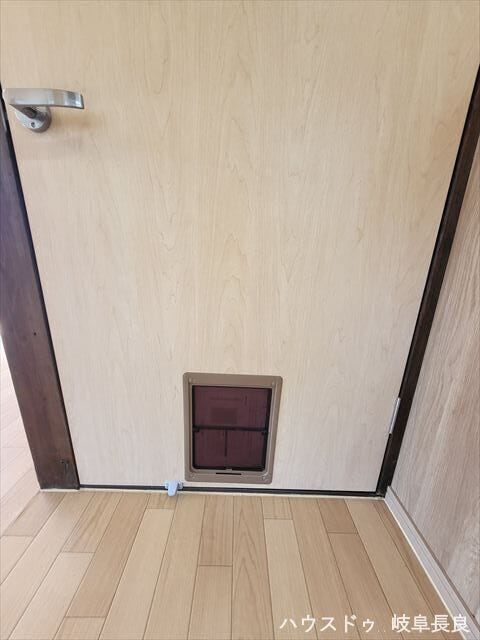 ≪ペットドア≫ペットとの快適な毎日を支える便利な設備を備えています。