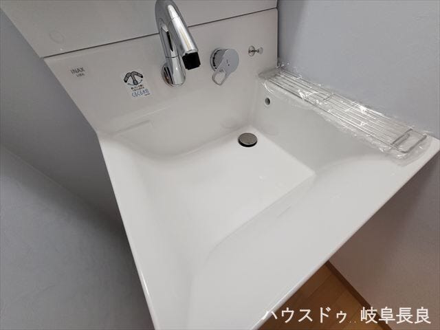 ≪洗面ボウル≫壁付き水栓は、ハイバックガードのお手入れしやすさが魅力です♪