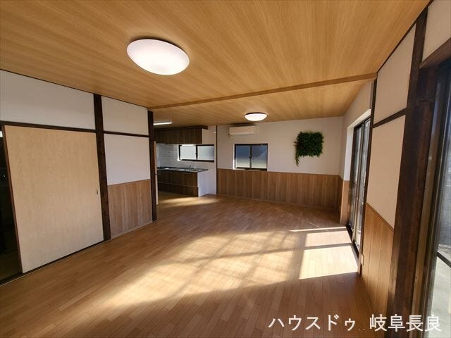 ナチュラルな木目デザインが魅力のリビング。やさしい雰囲気に包まれた空間です。