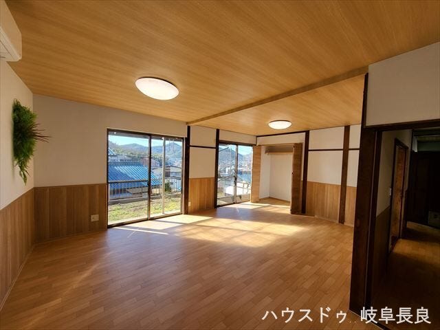 明るく広々としたLDK。光と風がはいりこむ贅沢なゆとり空間。採光、通風ともに良好です。