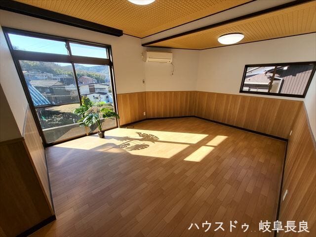 ≪1F≫風通しと採光性に優れた二面採光の洋室。快適なプライベート空間を演出します。