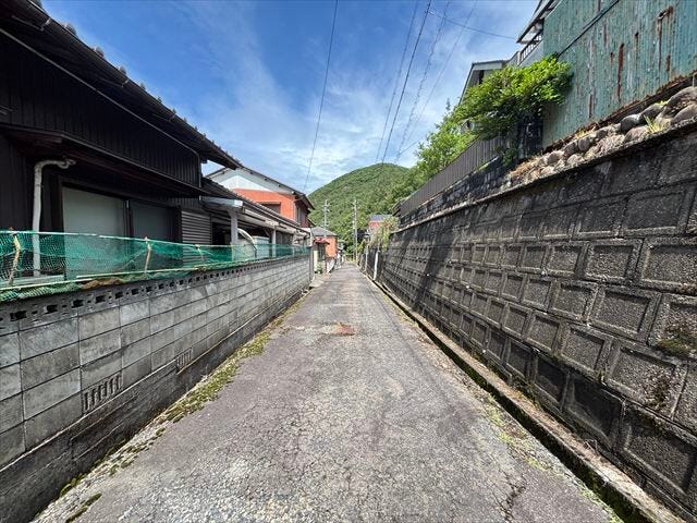 ≪北側西向き≫幅員約4mの前面道路です。普通車が1台通れる幅となります。