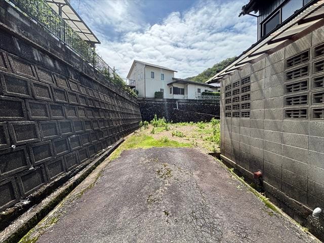 ≪北側東向き≫車がすれ違うには厳しい道幅ですが、車は速度を控えるのでお子様にも安全です。