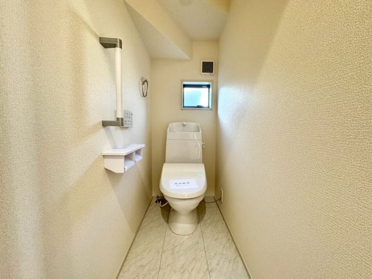 【Toilet】清潔感があり、落ち着いたデザインのトイレ。家族みんなが快適に使えます。