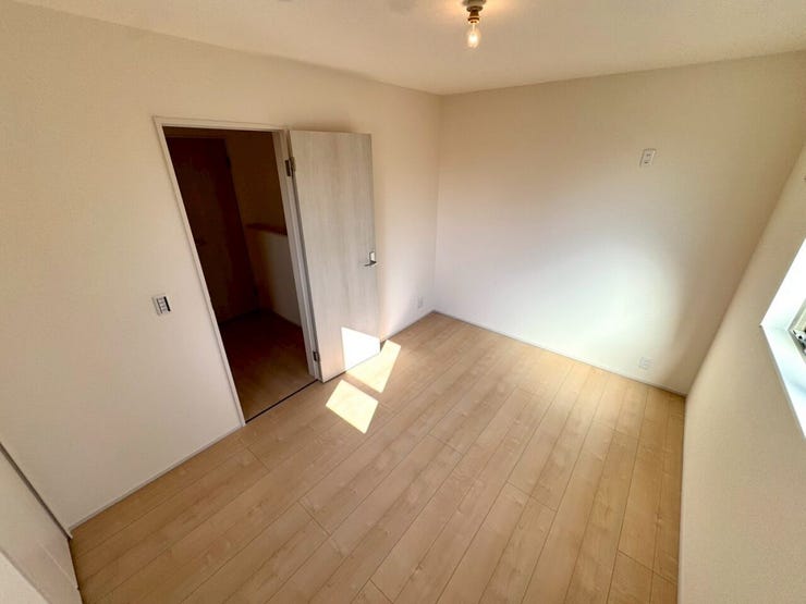 【Bedroom】明るく風通しの良い洋室。新築ならではの清潔感も魅力です。