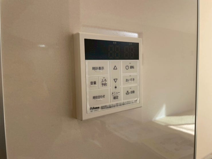 【Facilities】お湯の温度調整がラクな給湯器リモコン付き。追い焚き操作も簡単です。