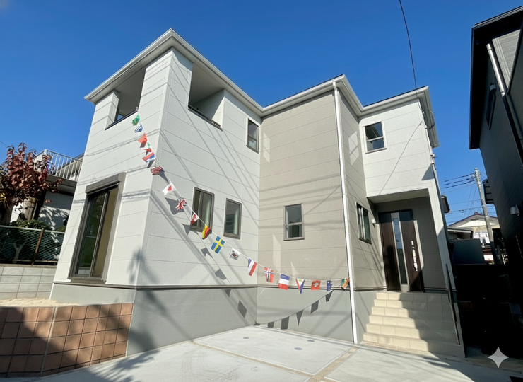 【Exterior】ゆとりのある駐車スペース付きで、車の出し入れもスムーズに行えます。