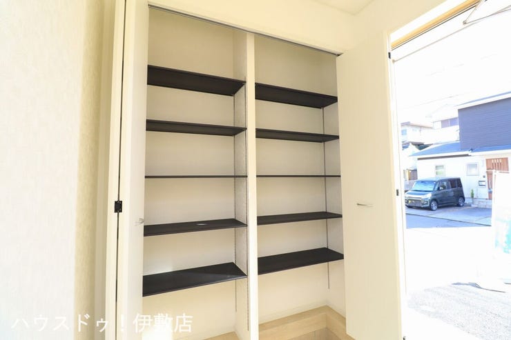 【外観写真】
「他社で住宅ローンに落ちてしまった」「車のローンが残っている」など、住宅ローンでお困りの方はぜひ一度弊社までご相談ください。
令和7年11月20日撮影