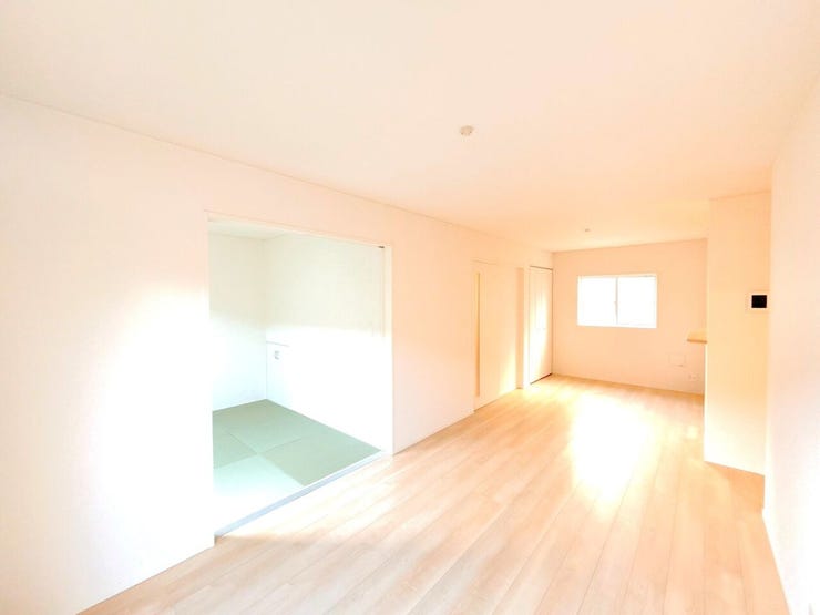 LDKの畳コーナーは洗濯物を畳んだり、アイロンがけをしたりするスペースとしてもおすすめです♪