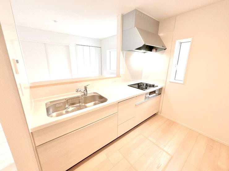 カウンターキッチンはリビング・ダイニングにいる家族の様子を見ながら調理できるのでお子様がいるご家庭にもおすすめです♪