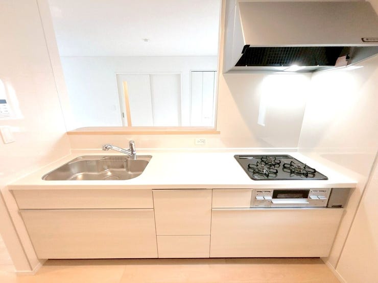 システムキッチンは調理に必要な道具を最小限の動きで取り出せるよう、使い勝手も工夫されており、収納力と収納のしやすさを同時に備えています!