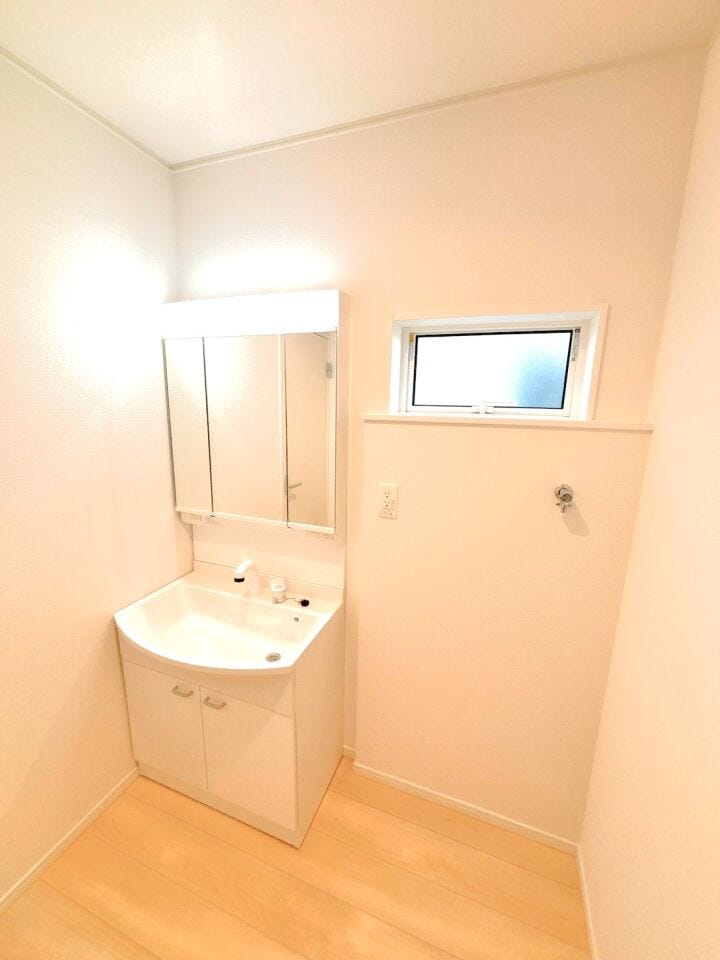 洗面所に窓があることで換気がしやすく、日中は照明がなくても十分な明るさを確保できます!
